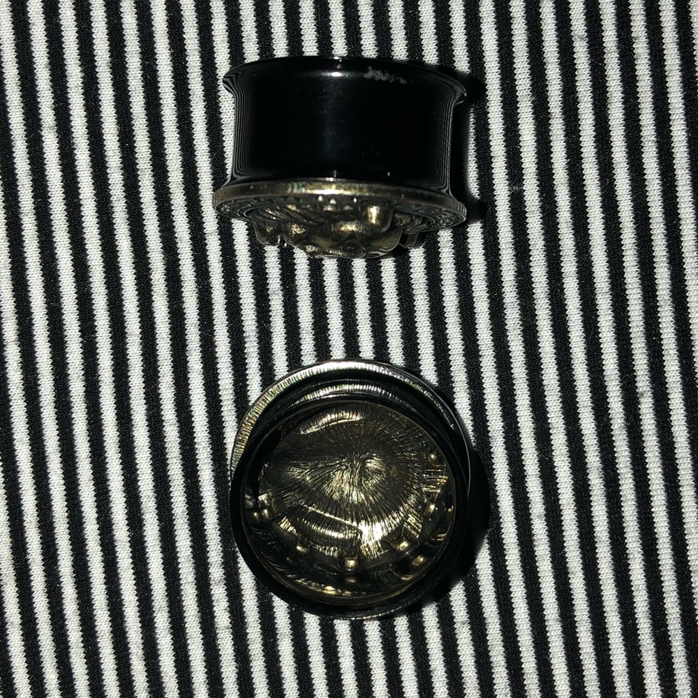 Lion plugs - Picture 3 of 3